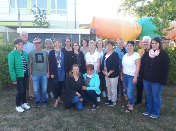 Vorstandschaft ab Juli 2022 v.l.n.r. Renate Bauer, Hermann Richter, Georg Bayerlein, Gisela Bögel, Katrin Zott, Mareike Keltonik, Lisa Wengert, Renate Ruf, Kerstin Haupt, Marga Luttenberger, Judith Schock, Jasmin Müller, Irmgard Kleinheinz, Melanie Kauffmann, ganz vorne die Chorleiterinnen Magdalena Dratwa und Rosalinde Bauer